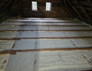 Zateplení stropu rodinného domu pomocí foukané izolace